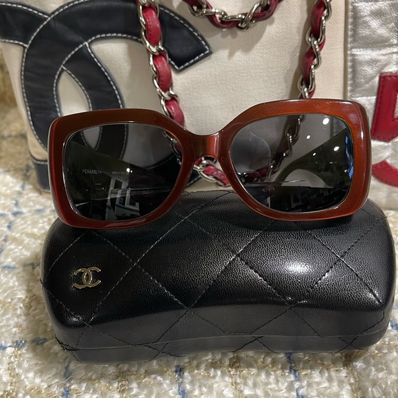 Authentic Vintage Chanel - Picture 1 of 9